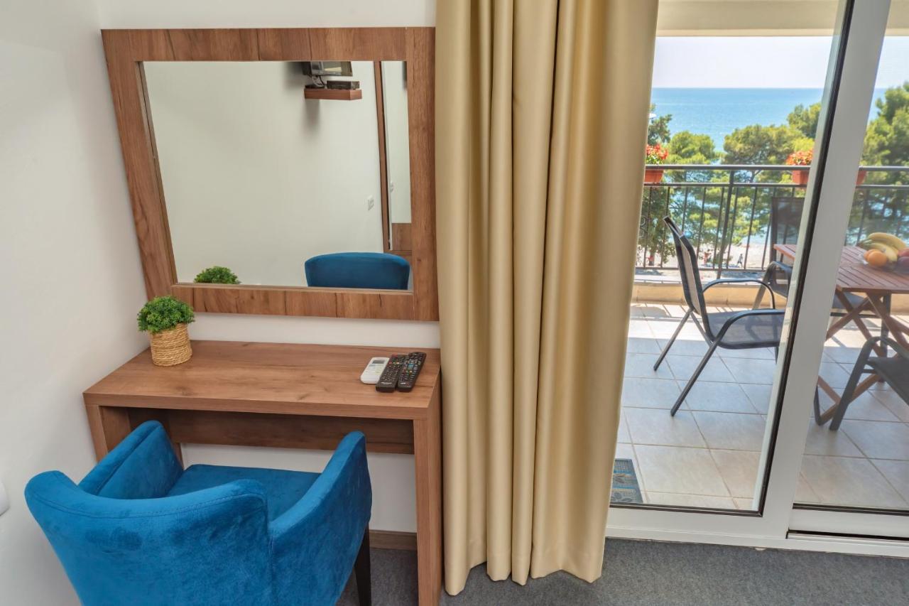 Mika'S Seaview Apartments Bar Quarto foto
